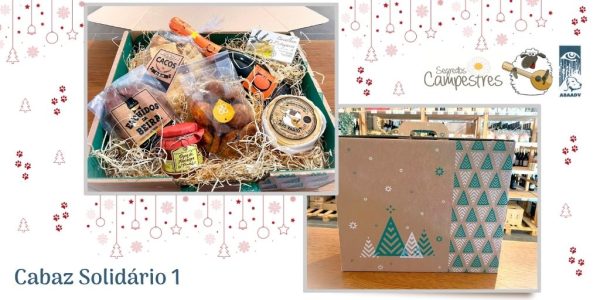 Imagem composta por duas fotografias: na da esquerda estão vários produtos regionais (uma garrafa de espumante, chouriça, bolos, queijo, doce de abóbora, um enlatado) dentro de uma caixa de cartão com palha. Na da direita vê-se uma caixa de cartão decorada com árvores de natal e estrelinhas verdes e brancas. À volta das fotografias estão vários desenhos natalícios a vermelho (pendentes, árvores de Natal, estrelinhas e patitas) Frase a Azul: Cabaz 1