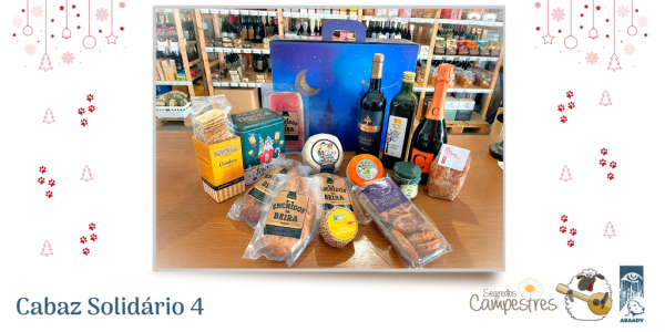 Uma fotografia onde estão vários produtos regionais (uma garrafa de espumante, uma de vinho e uma de azeite, vários enchidos, bolos, bolachas e broa, queijos, frasco de doce, um patê, fatias de presunto e embalagem de sal para assados) em cima de um balcão. atrás dos produtos está uma caixa de cartão azul decorada com árvores e estrelas. Ao fundo, na fotografia veem-se vários expositores onde se veem garrafas de rótulos diferentes, embalagens de produtos variados. À volta das fotografias estão vários desenhos natalícios a vermelho (pendentes, árvores de Natal, estrelinhas e patitas) Frase a Azul: Cabaz 2 Logos: Azul de ABAADV e Segredos Campestres a cinzento com uma ovelha a tocar guitarra