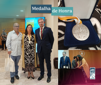 Imagem composta por 3 fotos. Lado esquerdo: 3 pessoas (dois homens e uma mulher) de pé a olhar para a frente a sorrir. Atrás, em desfoque, vê-se um músico com uma guitarra. Do Lado direito, em cima: Medalha prateada com fita branca e amarela, dentro de uma caixa de veludo azul. Na medalha pode ler-se Ordem dos Médicos Veterinários e vê-se ainda um brasão. Em baixo: 3 pessoas, sendo que a mulher está a escrever num caderno grande de capa escura, inclinada sobre uma mesa com uma toalha preta. Na parede forrada a laminado de madeira pode ler-se: Fundação Eng. António de Almeida. Frase em cima a branco sobre fundo azul escuro e ciano: Medalha de Honra